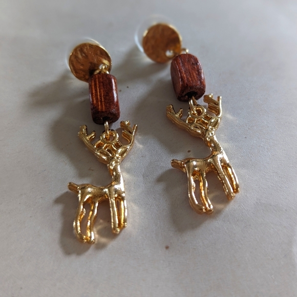Earrings- Dangling Reindeer - Picture 1 of 2